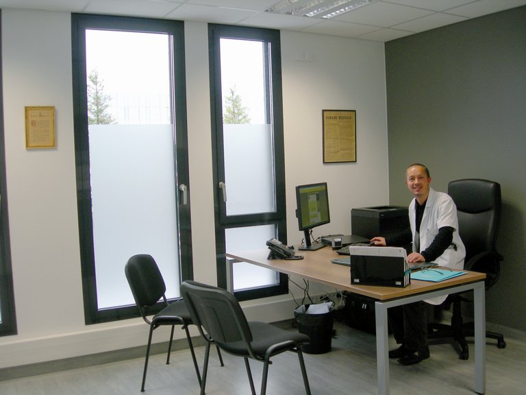 Dr. Thomas Raphael ve své kanceláři při práci na počítači