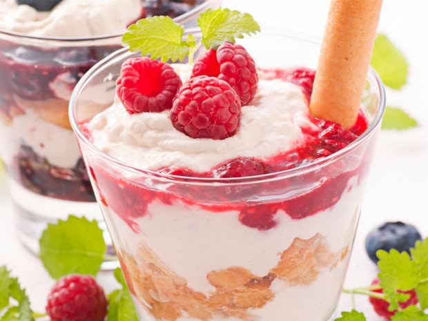 Tiramisu s malinami a cukrářskými piškoty