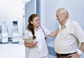 Dialyzační sestra s pacientem před sálem