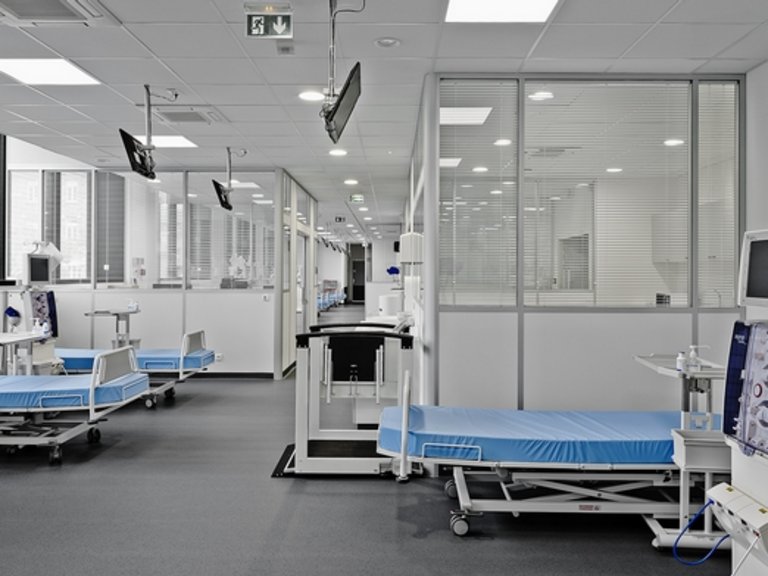 Interiér dialyzačního střediska s několika prázdnými lůžky