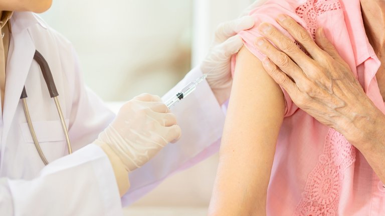 Žena nechávající se očkovat