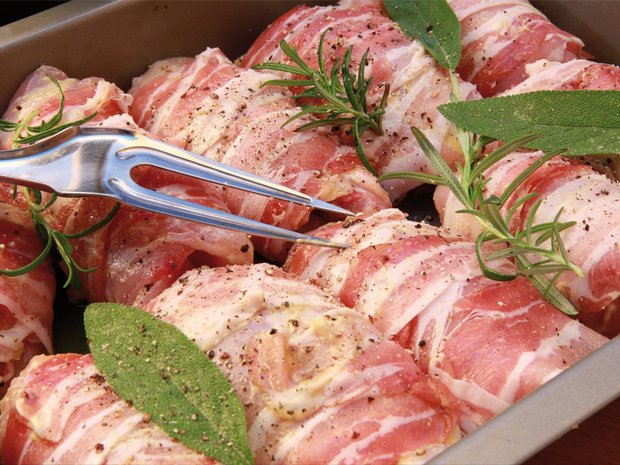 Kuřecí Saltimbocca s plátky polenty a zeleninou s estragonem