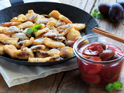 Kaiserschmarrn (císařský trhanec) s dušenými švestkami