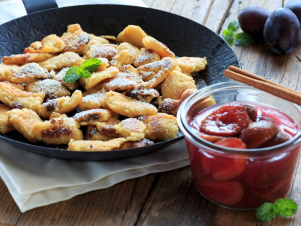 Kaiserschmarrn (císařský trhanec) s dušenými švestkami