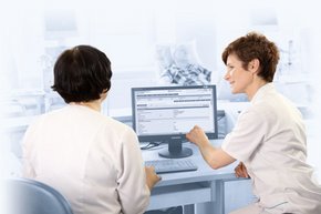 Dialyzační sestra u počítače v průběhu e-learningového kurzu