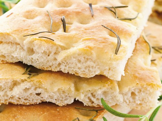 Olivová focaccia s rajčatovo-rozmarýnovým máslem