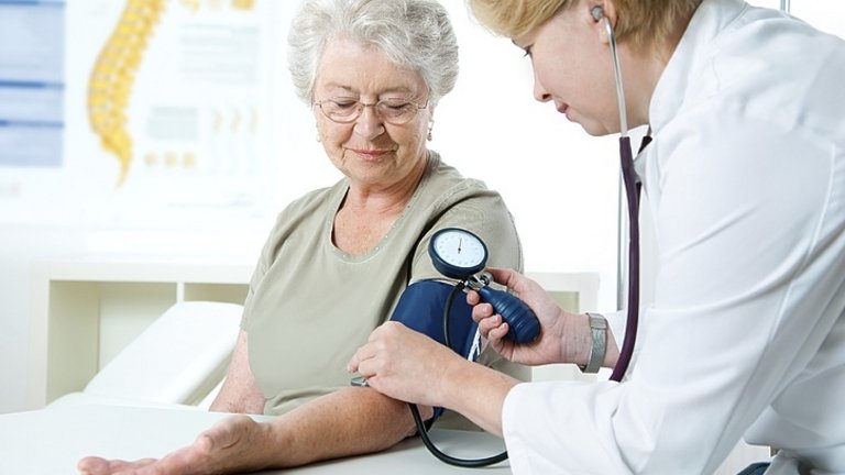 Lékař měřící krevní tlak ženy