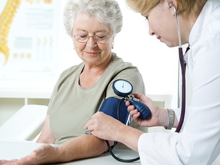 Lékař měřící krevní tlak ženy